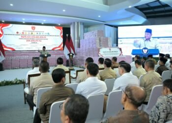 Presiden Prabowo Subianto menyaksikan penyerahan denda administratif dan penyelamatan keuangan negara Rp13,2 Triliun.(Foto: BPMI Setpres)