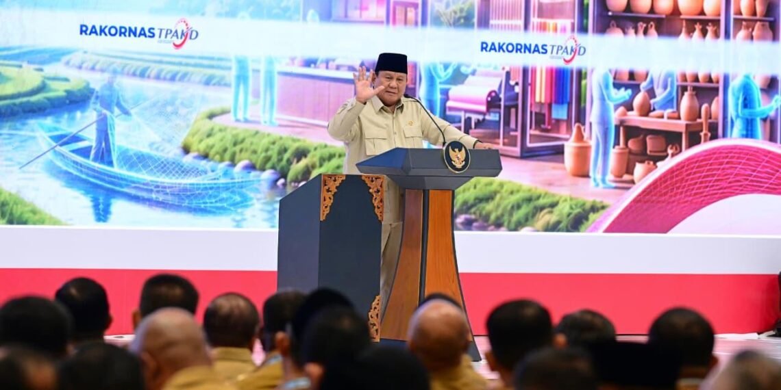 Presiden Prabowo Subianto menekankan bahwa izin konsesi yang tidak dikerjakan selama lebih dari dua tahun harus dicabut.(Foto: BPMI Setpres)