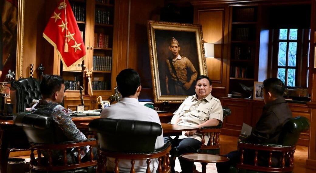 Presiden Prabowo Subianto memanggil Kepala Badan Komunikasi Pemerintah (Bakom) Syahganda Nainggolan dan Wakil Kepala Bakom Fadli Tri Hartono di kediamannya, pada Minggu (04/10/2026) sore.(Foto: BPMI Setpres)