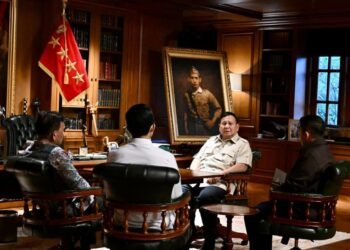Presiden Prabowo Subianto memanggil Kepala Badan Komunikasi Pemerintah (Bakom) Syahganda Nainggolan dan Wakil Kepala Bakom Fadli Tri Hartono di kediamannya, pada Minggu (04/10/2026) sore.(Foto: BPMI Setpres)