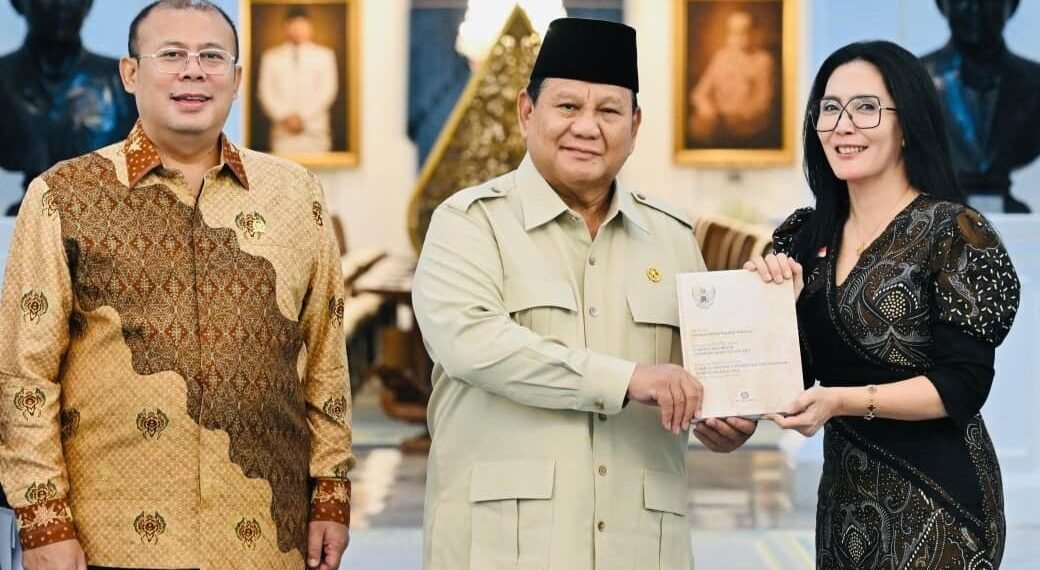 Presiden Prabowo Subianto menerima Tim Gabungan Perumus Undang-Undang Satu Data Indonesia di Istana Kepresidenan, Jakarta, pada Kamis (29/10/2026).(Foto: BPMI Setpres)