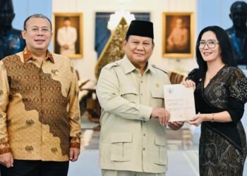 Presiden Prabowo Subianto menerima Tim Gabungan Perumus Undang-Undang Satu Data Indonesia di Istana Kepresidenan, Jakarta, pada Kamis (29/10/2026).(Foto: BPMI Setpres)