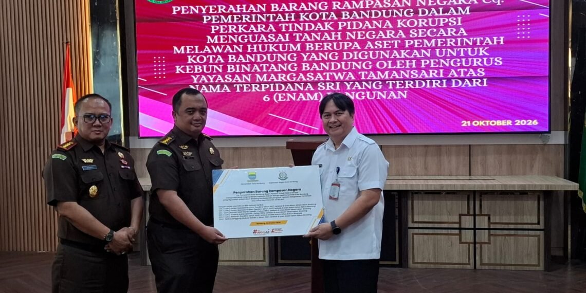 Penyerahan barang rampasan negara dari Kejaksaan Negeri Kota Bandung kepada Pemkot Bandung di Aula Kantor Kejaksaan Negeri Kota Bandung, Rabu, 21 Oktober 2026.(Foto: Humas Pemkot Bandung)