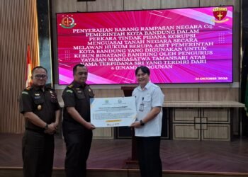 Penyerahan barang rampasan negara dari Kejaksaan Negeri Kota Bandung kepada Pemkot Bandung di Aula Kantor Kejaksaan Negeri Kota Bandung, Rabu, 21 Oktober 2026.(Foto: Humas Pemkot Bandung)