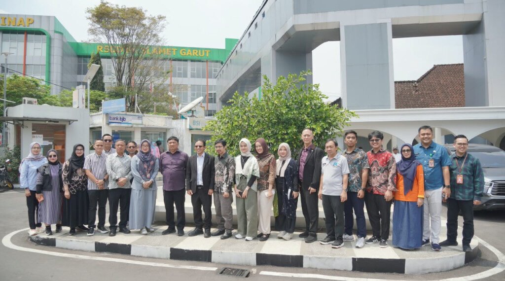 Bupati Garut, Abdusy Syakur Amin beserta jajaran RSUD dr. Slamet Garut, Kecamatan Tarogong Kidul, Jumat (9/10/2026).( Foto: Muhamad Azi Zulhakim/Dinas Komunikasi dan Informatika Kabupaten Garut)