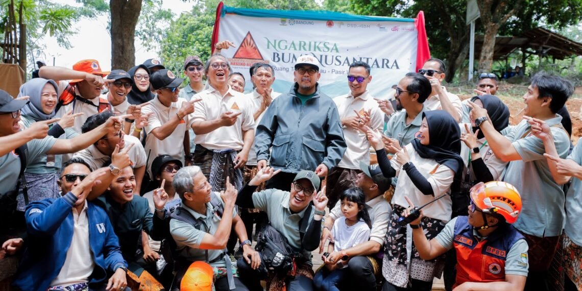 Foto bersama usai peresmian Ruang Terbuka Hijau (RTH) Pasirwangi di RW 09, Kelurahan Pasirwangi, Kecamatan Ujungberung, Minggu, 18 Oktober 2026.(Foto: Humas Pemkot Bandung)