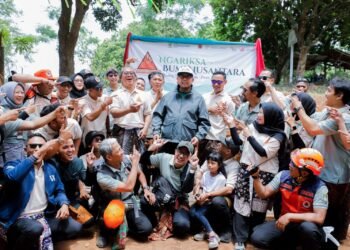 Foto bersama usai peresmian Ruang Terbuka Hijau (RTH) Pasirwangi di RW 09, Kelurahan Pasirwangi, Kecamatan Ujungberung, Minggu, 18 Oktober 2026.(Foto: Humas Pemkot Bandung)