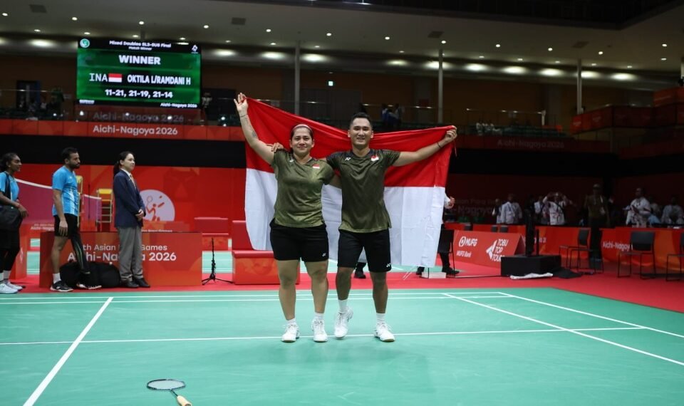 Atlet para bulu tangkis Indonesia, Leani Ratri Oktila mencetak sejarah di Asian Para Games 2026. Berpasangan dengan Hikmat Ramdani, Ratri merebut medali emas ganda campuran SL3-SU5 pada Jumat (23/10).(foto:agung/NPC Indonesia)