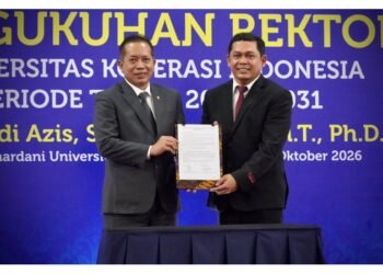 Menteri Koperasi (Menkop) Ferry Juliantono (kiri) mengukuhkan Prof. Yudi Azis sebagai Rektor Universitas Koperasi Indonesia (IKOPIN) periode 2026–2031 di Kampus IKOPIN, Jatinangor, Selasa (13/10/2026).