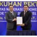 Menteri Koperasi (Menkop) Ferry Juliantono (kiri) mengukuhkan Prof. Yudi Azis sebagai Rektor Universitas Koperasi Indonesia (IKOPIN) periode 2026–2031 di Kampus IKOPIN, Jatinangor, Selasa (13/10/2026).