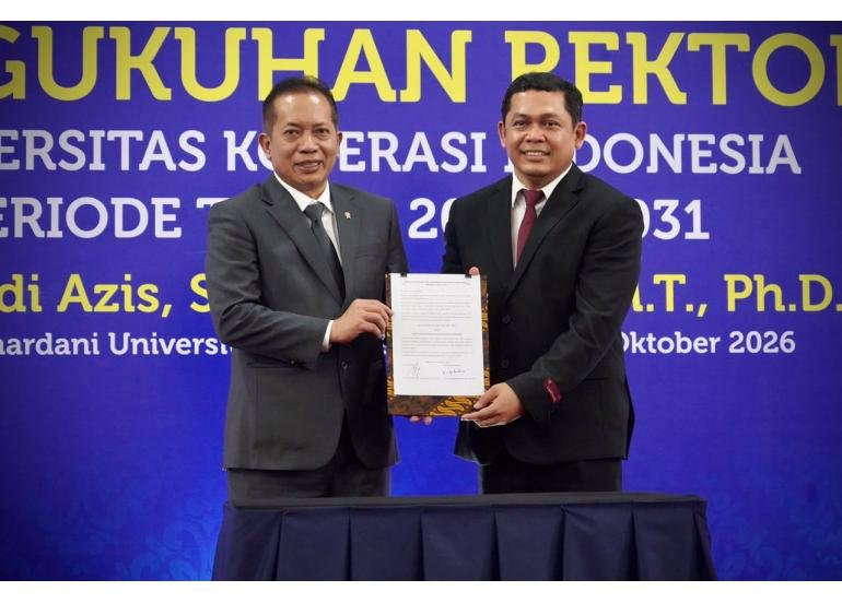Menteri Koperasi (Menkop) Ferry Juliantono (kiri) mengukuhkan Prof. Yudi Azis sebagai Rektor Universitas Koperasi Indonesia (IKOPIN) periode 2026–2031 di Kampus IKOPIN, Jatinangor, Selasa (13/10/2026).