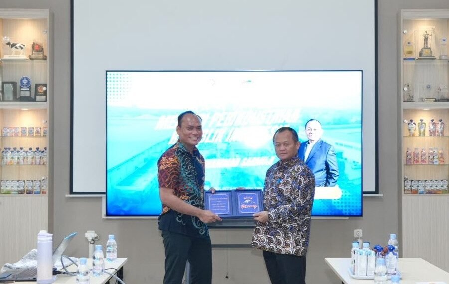 kata Menperin Sarmuji melakukan kunjungan kerja ke PT Cisarua Mountain Dairy Tbk (Cimory) di Sentul, Kabupaten Bogor, Jawa Barat, Kamis (22/10).(Foto: Dok. Kemenperin)