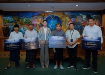 Kementerian Pariwisata menyalurkan bantuan pemulihan usaha bagi masyarakat Dusun Sade, Lombok Tengah, Nusa Tenggara Barat (NTB), yang terdampak kebakaran pada 22 Agustus 2026.(Foto: Humas Kemenpar)