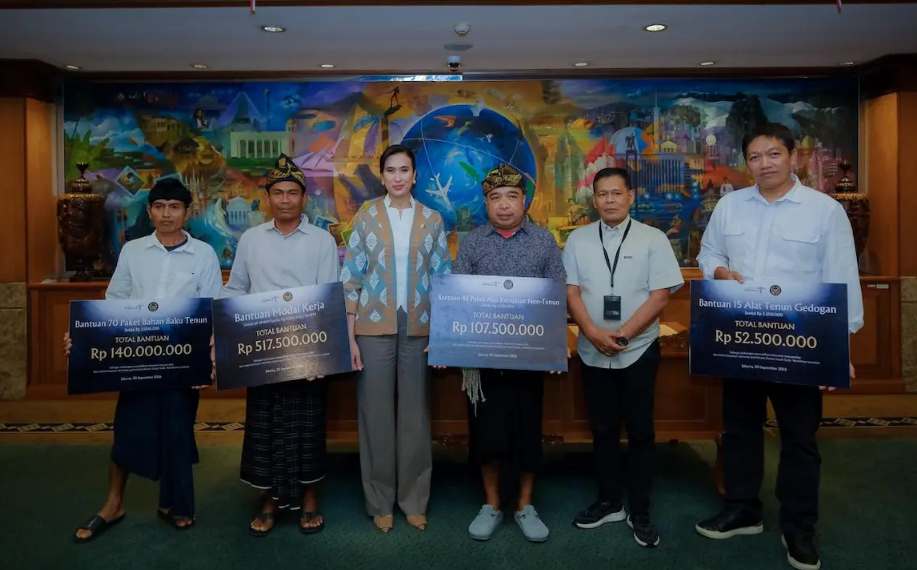 Kementerian Pariwisata menyalurkan bantuan pemulihan usaha bagi masyarakat Dusun Sade, Lombok Tengah, Nusa Tenggara Barat (NTB), yang terdampak kebakaran pada 22 Agustus 2026.(Foto: Humas Kemenpar)
