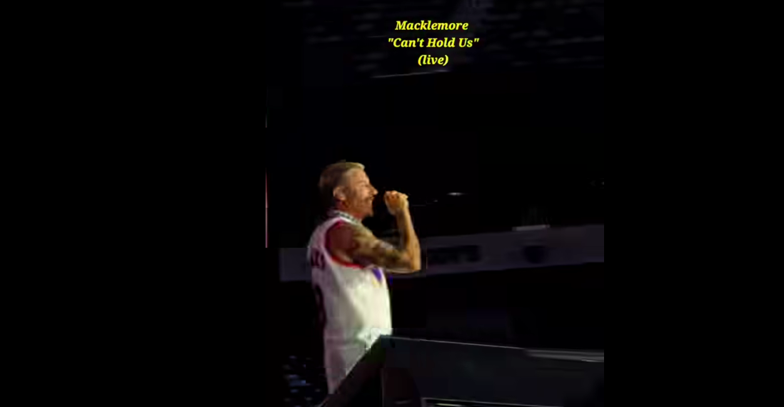 Macklemore menyanyikan "Can't Hold Us" secara ‘LIVE’ (Sumber: Facebook/Macklemore)