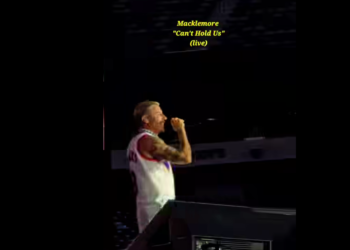 Macklemore menyanyikan "Can't Hold Us" secara ‘LIVE’ (Sumber: Facebook/Macklemore)