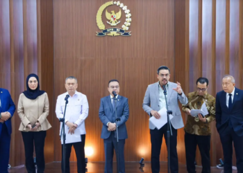 Menteri Usaha Mikro, Kecil, dan Menengah (UMKM) Maman Abdurrahman (berbicara) di Kompleks DPR.(Foto: Humas Kementerian UMKM)