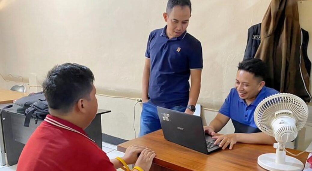 PA alias Agus (41), pelaku pembunuhan Profesor Petrus Pallangan (71) saat menjalani pemeriksaan di Mapolsek Cibadak, Sukabumi.(Foto:Istimewa).