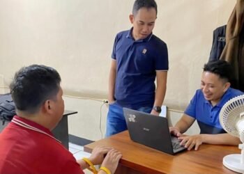 PA alias Agus (41), pelaku pembunuhan Profesor Petrus Pallangan (71) saat menjalani pemeriksaan di Mapolsek Cibadak, Sukabumi.(Foto:Istimewa).