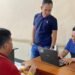PA alias Agus (41), pelaku pembunuhan Profesor Petrus Pallangan (71) saat menjalani pemeriksaan di Mapolsek Cibadak, Sukabumi.(Foto:Istimewa).