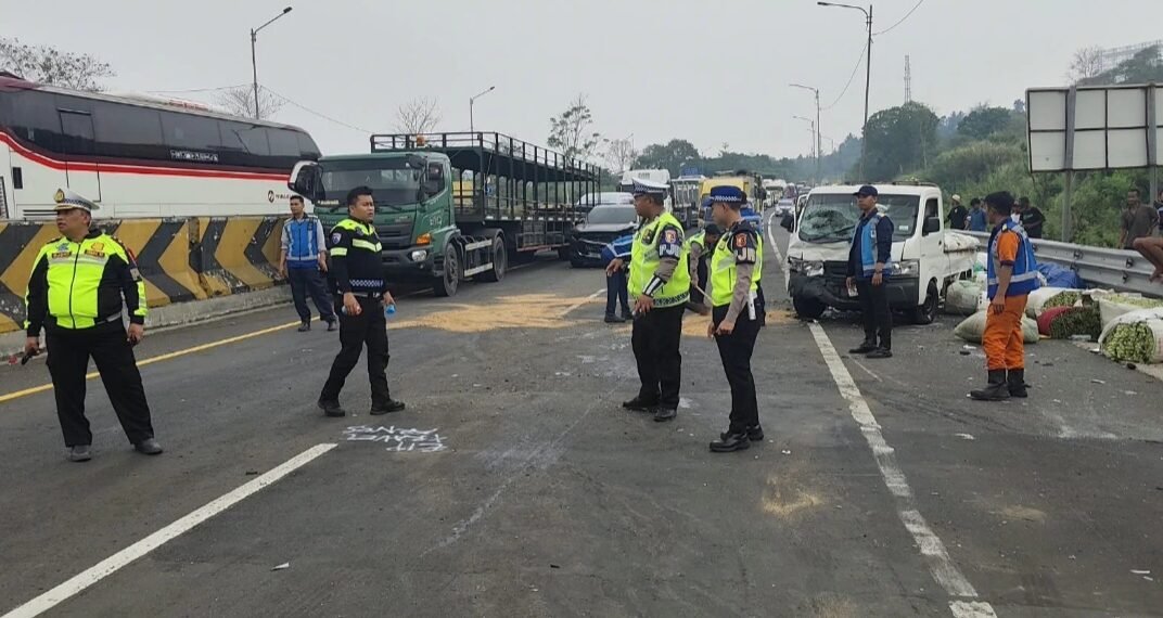 Proses penanganan dan olah TKP tabrakan beruntun 15 kendaraan di Kilometer 91+900 B arah Bandung menuju Jakarta.(Foto:Istimewa).