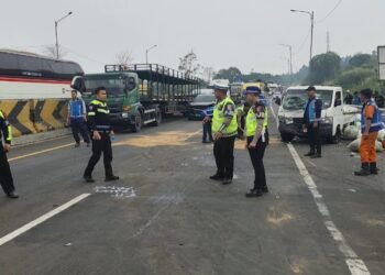 Proses penanganan dan olah TKP tabrakan beruntun 15 kendaraan di Kilometer 91+900 B arah Bandung menuju Jakarta.(Foto:Istimewa).
