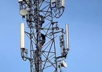 2 pencuri kabel provider di Cicalengka, Kabupaten Bandung, bertahan di atas tower setelah tertangkap tangan.(Foto:Istimewa).
