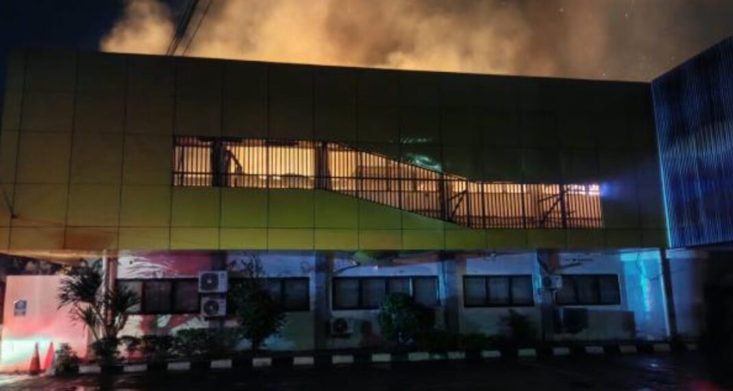 Bangunan Kantor Badan Pertanahan Nasional (BPN) Kabupaten Karawang yang terbakar.(Foto:Istimewa).