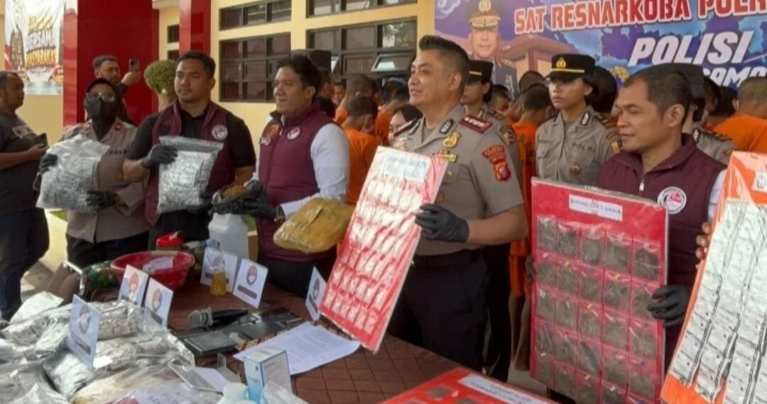 Kapolresta Bandung, Kombes Pol. Tri Suhartanto menunjukan barang bukti narkoba hasil pengungkapan dari 52 orang tersangka.(Foto:Istimewa).