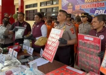 Kapolresta Bandung, Kombes Pol. Tri Suhartanto menunjukan barang bukti narkoba hasil pengungkapan dari 52 orang tersangka.(Foto:Istimewa).