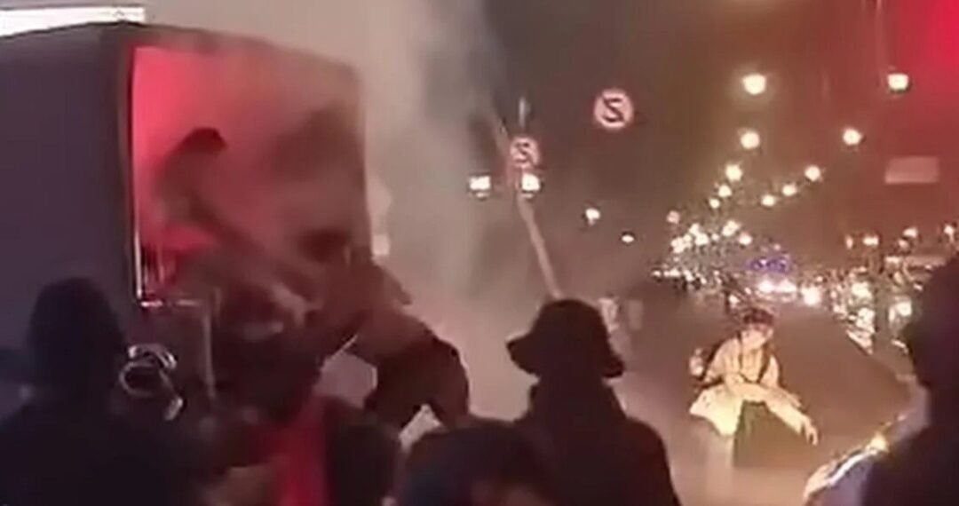 Tangkapan layar massa perusuh melempari truk Dalmas Polrestabes Bandung di Simpang Jalan Dago-Sulanjana.(Foto: Istimewa/Instagram).