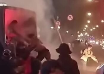 Tangkapan layar massa perusuh melempari truk Dalmas Polrestabes Bandung di Simpang Jalan Dago-Sulanjana.(Foto: Istimewa/Instagram).
