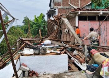 Reruntuhan bangunan akibat diterjang puting beliung di Kabupaten Bandung Barat.(Foto:Istimewa).