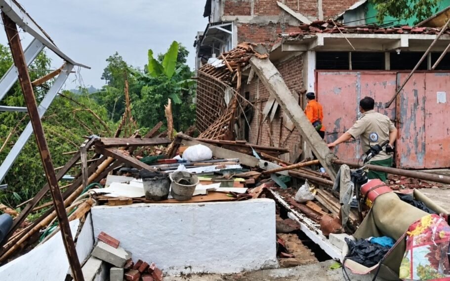 Reruntuhan bangunan akibat diterjang puting beliung di Kabupaten Bandung Barat.(Foto:Istimewa).
