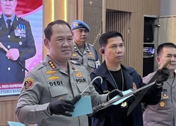 Kapolrestabes Bandung, Kombes Pol. Dedi Supriyadi, menunjukan barang bukti senjata tajam yang digunakan para pelaku dalam kasus penyerangan terhadap juru parkir di Pasar Induk Caringin, Kota Bandung.(Foto:Istimewa).