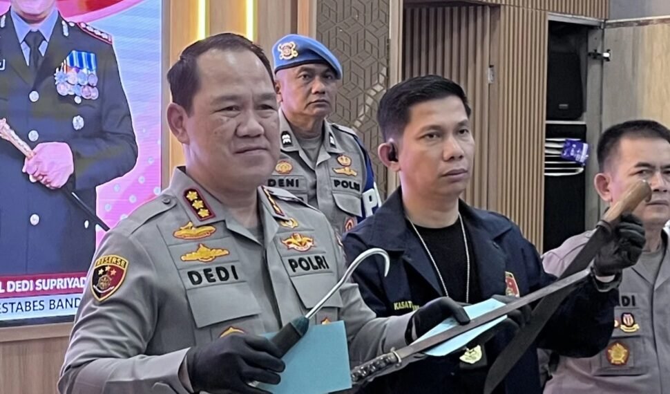 Kapolrestabes Bandung, Kombes Pol. Dedi Supriyadi, menunjukan barang bukti senjata tajam yang digunakan para pelaku dalam kasus penyerangan terhadap juru parkir di Pasar Induk Caringin, Kota Bandung.(Foto:Istimewa).