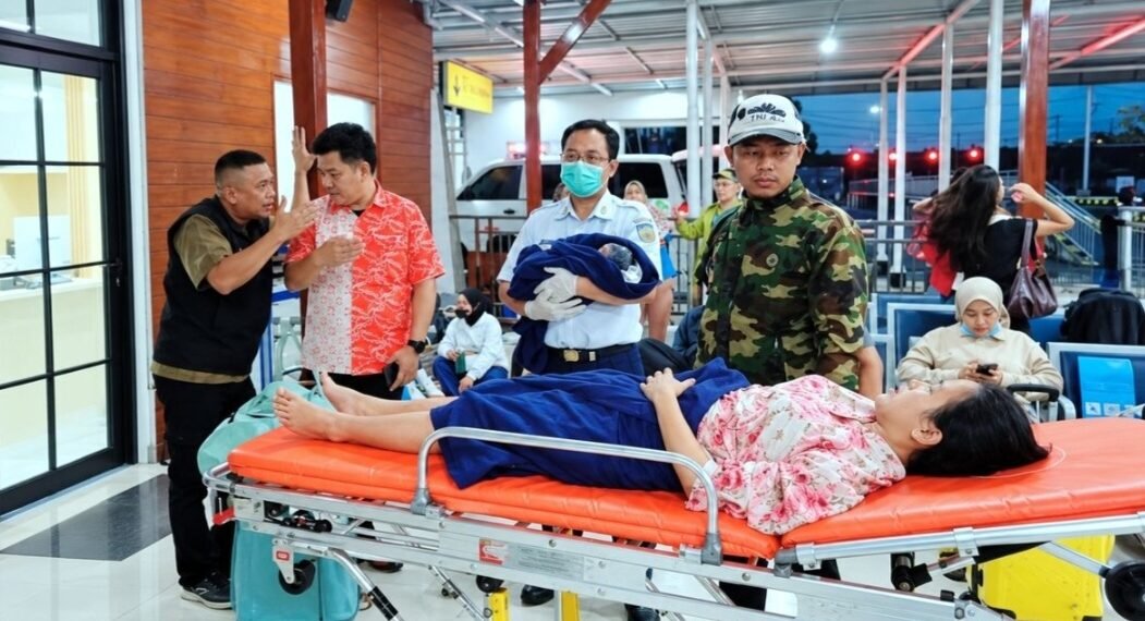 Penumpang bernama Noviyanti melahirkan bayi laki-laki di dalam Kereta Api (KA) Sangkuriang (7043A) relasi Yogyakarta-Cipeundeuy, sebelum Stasiun Banjar.(Foto:Dok.Humas KAI Daop 2 Bandung).
