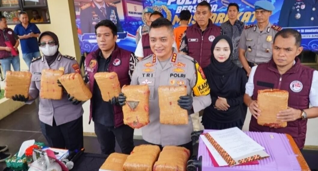 Kapolresta Bandung, Kombes Pol. Tri Suhartanto, menunjukan barang bukti daun ganja hasil pengungkapan jaringan dikendalikan dari Lapas.(Foto:Istimewa).