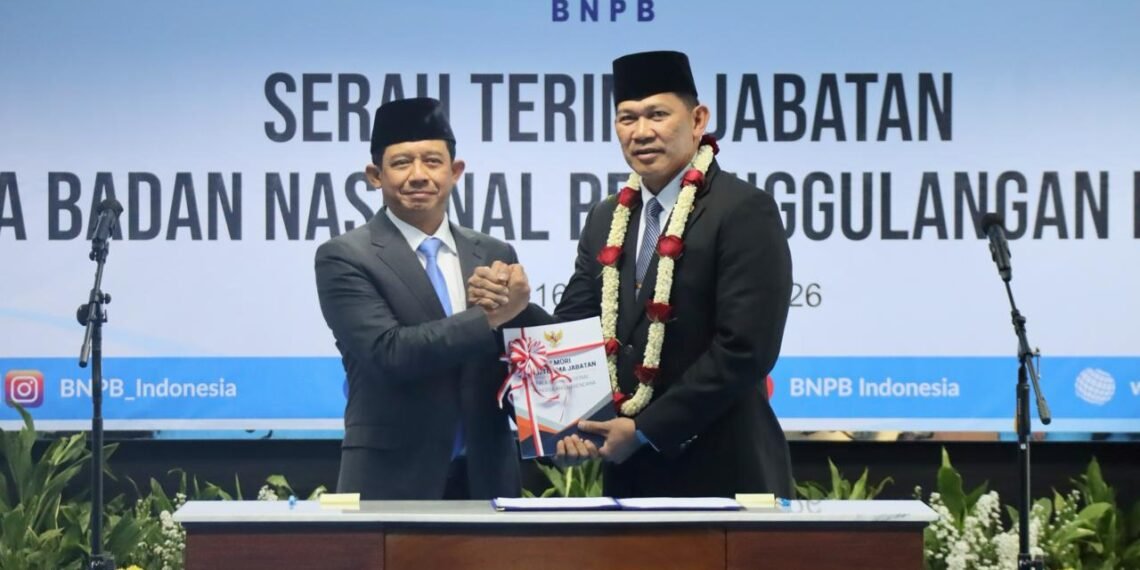 Foto : Prosesi penandatanganan Berita Acara Serah Terima Jabatan Kepala BNPB Letjen TNI Dr. Suharyanto, S.Sos., M.M., kepada Letjen TNI Kristomei Sianturi, S.Sos., M.Si(Han)., di INA DRTG Pusdiklat BNPB, Sentul, Bogor, Jawa Barat, pada Jumat (16/10). (Bidang Komunikasi Kebencanaan/Fhirlian Rizqi Utama)