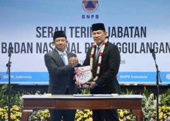 Foto : Prosesi penandatanganan Berita Acara Serah Terima Jabatan Kepala BNPB Letjen TNI Dr. Suharyanto, S.Sos., M.M., kepada Letjen TNI Kristomei Sianturi, S.Sos., M.Si(Han)., di INA DRTG Pusdiklat BNPB, Sentul, Bogor, Jawa Barat, pada Jumat (16/10). (Bidang Komunikasi Kebencanaan/Fhirlian Rizqi Utama)