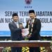 Foto : Prosesi penandatanganan Berita Acara Serah Terima Jabatan Kepala BNPB Letjen TNI Dr. Suharyanto, S.Sos., M.M., kepada Letjen TNI Kristomei Sianturi, S.Sos., M.Si(Han)., di INA DRTG Pusdiklat BNPB, Sentul, Bogor, Jawa Barat, pada Jumat (16/10). (Bidang Komunikasi Kebencanaan/Fhirlian Rizqi Utama)