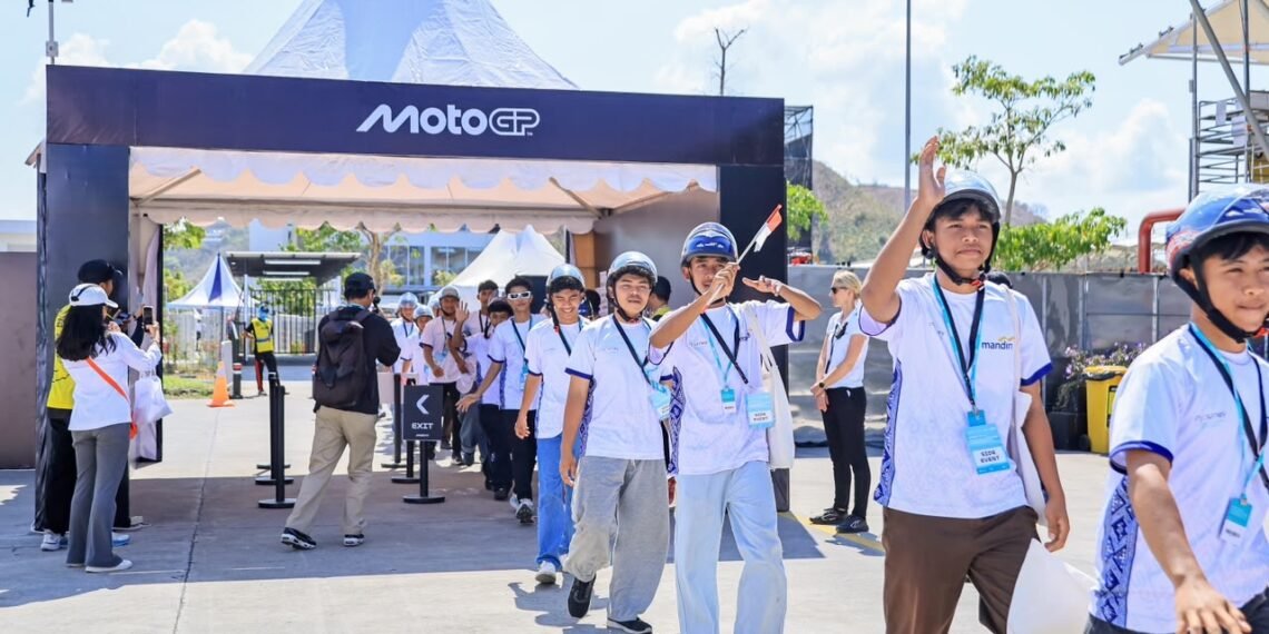 Cita-cita menjadi bagian dari dunia motorsport kini terasa lebih dekat bagi 50 siswa dan 10 guru dari sekolah menengah kejuruan (SMK) bidang mekanik dan otomotif di Pulau Lombok. Melalui program MANDIRI Students Go to Paddock. (dok.itdc)