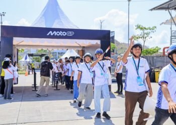 Cita-cita menjadi bagian dari dunia motorsport kini terasa lebih dekat bagi 50 siswa dan 10 guru dari sekolah menengah kejuruan (SMK) bidang mekanik dan otomotif di Pulau Lombok. Melalui program MANDIRI Students Go to Paddock. (dok.itdc)