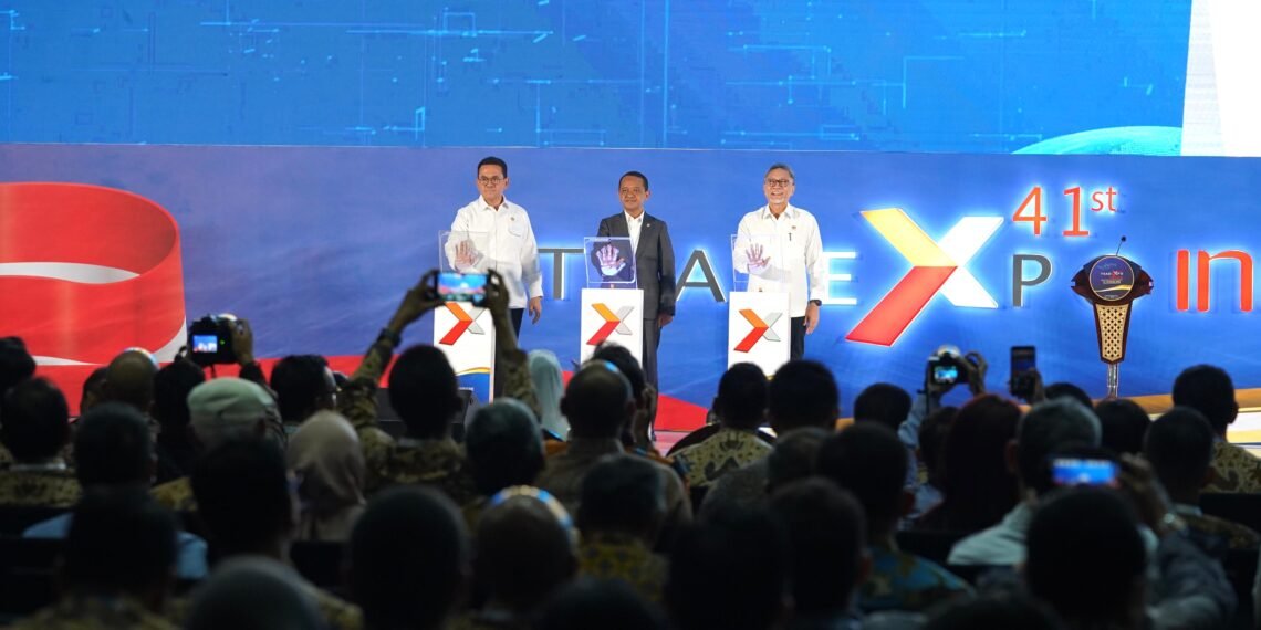 Menteri Perdagangan, Budi Santoso bersama Menteri Koordinator Bidang Pangan, Zulkifli Hasan dan Menteri Koordinator Bidang Hilirisasi dan Transisi Energi, Bahlil Lahadalia secara resmi membuka Trade Expo Indonesia (TEI) ke-41 Tahun 2026 di Indonesia Convention Exhibition (ICE) BSD City, Kabupaten Tangerang, Banten, Rabu, (14 Okt).(Foto: Kemendag)