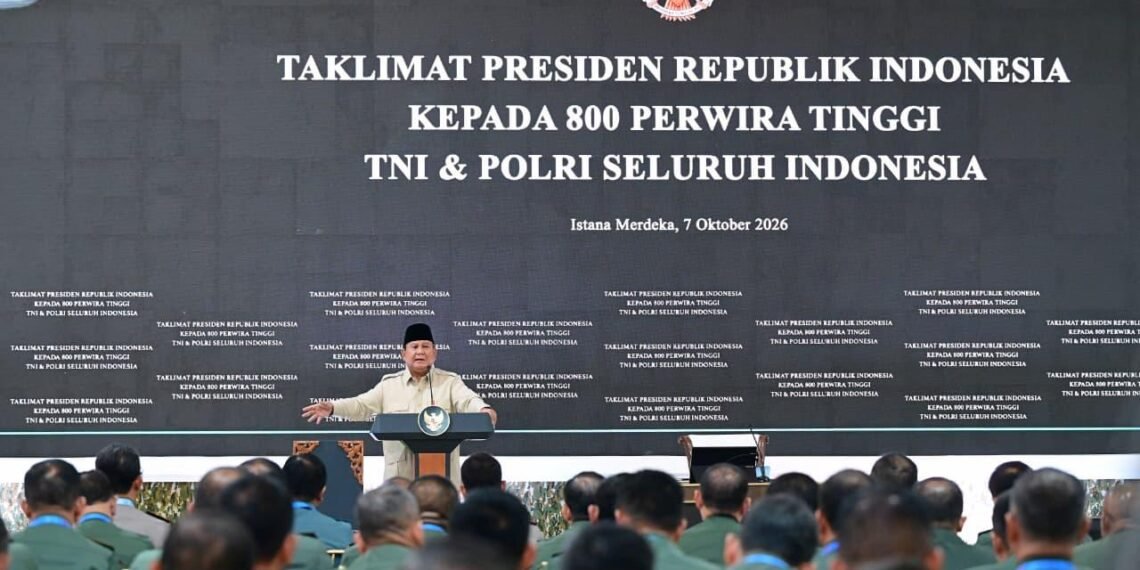Presiden Prabowo Subianto menyampaikan taklimat kepada 800 perwira tinggi Tentara Nasional Indonesia (TNI) dan Kepolisian Negara Republik Indonesia (Polri) seluruh Indonesia di Kompleks Istana Kepresidenan Jakarta, pada Rabu (07/10/2026).(Foto: BPMI Setpres)