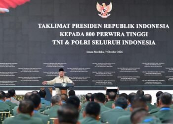 Presiden Prabowo Subianto menyampaikan taklimat kepada 800 perwira tinggi Tentara Nasional Indonesia (TNI) dan Kepolisian Negara Republik Indonesia (Polri) seluruh Indonesia di Kompleks Istana Kepresidenan Jakarta, pada Rabu (07/10/2026).(Foto: BPMI Setpres)