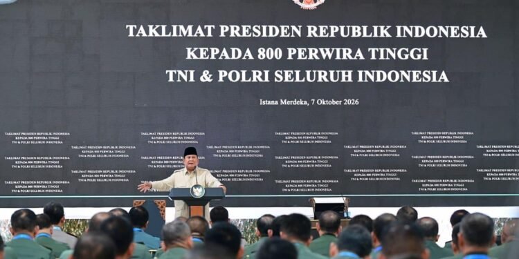 Presiden Prabowo Subianto menyampaikan taklimat kepada 800 perwira tinggi Tentara Nasional Indonesia (TNI) dan Kepolisian Negara Republik Indonesia (Polri) seluruh Indonesia di Kompleks Istana Kepresidenan Jakarta, pada Rabu (07/10/2026).(Foto: BPMI Setpres)