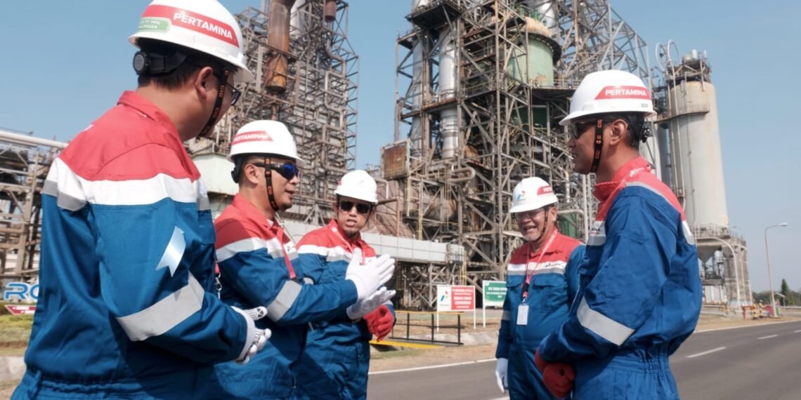 Touring To Mandalika dimana para rider yang terbiasa menggunakan Bahan Bakar Minyak (BBM) diajak melihat dari dekat proses pengolahan minyak mentah dan uji kualitas BBM yang diterapkan di kilang Pertamina.(Foto: pertamina.com)