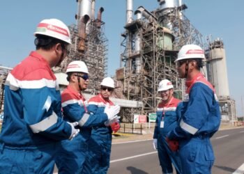 Touring To Mandalika dimana para rider yang terbiasa menggunakan Bahan Bakar Minyak (BBM) diajak melihat dari dekat proses pengolahan minyak mentah dan uji kualitas BBM yang diterapkan di kilang Pertamina.(Foto: pertamina.com)