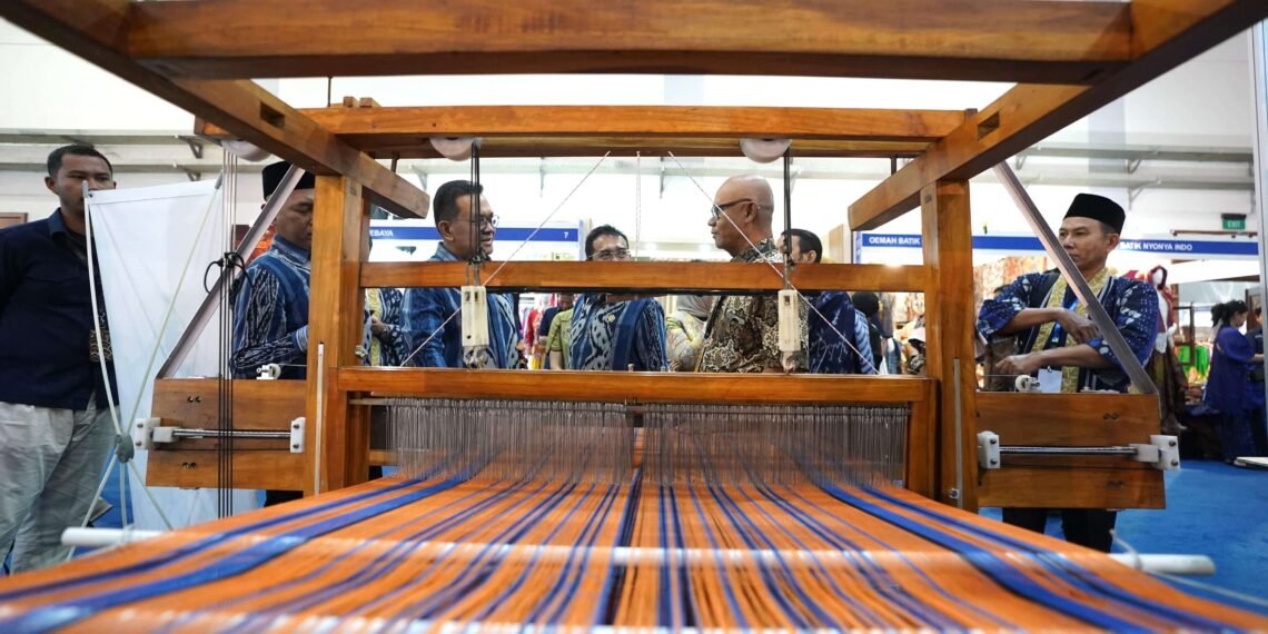 Menteri Perdagangan Budi Santoso di salah satu stan UMKM Kriya di The Jakarta International Handicraft Trade Fair (Inacraft) Vol. 5 October 2026 Youthpreneurs di Jakarta International Convention Center (JICC), Jakarta, Rabu, (7/10).(Foto: Humas Kemendag)